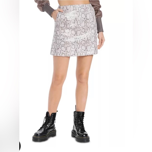 En Saison Dresses & Skirts - En Saison
Snake Print Faux Leather Mini Skirt